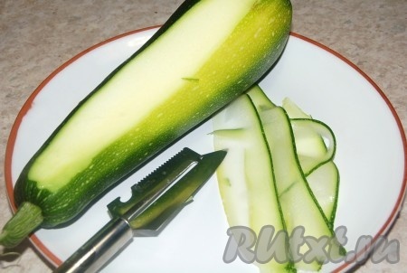 Кабачок нарезать тонкими пластинками. Удобно это делать с помощью специального ножа или овощечисткой.
