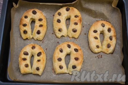 Выпекать подковы в разогретой до 200 градусов духовке в течение 15-20 минут (до характерной румяности слоёного теста).