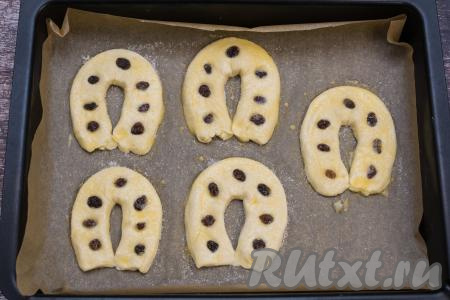 Затем хорошо присыпать каждую заготовку подковы сахаром. Сахара не жалейте, так как слоёное тесто несладкое.