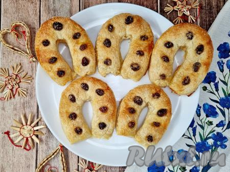 Противень с готовыми подковками достать из духовки, дать немного остыть. Эту выпечку можно подавать как тёплой, так и полностью остывшей. Воздушные, вкусные, аппетитные подковы из слоёного теста станут&nbsp;отличной выпечкой и для новогодних праздников, и для уютного семейного чаепития.&nbsp;