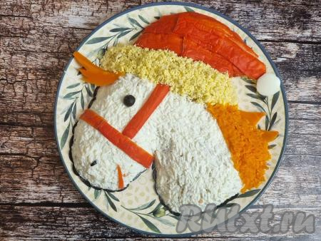 Так как тарелка у меня была достаточно светлая, я дополнительно сделала контур лошадки из тонко нарезанных кусочков маслин.