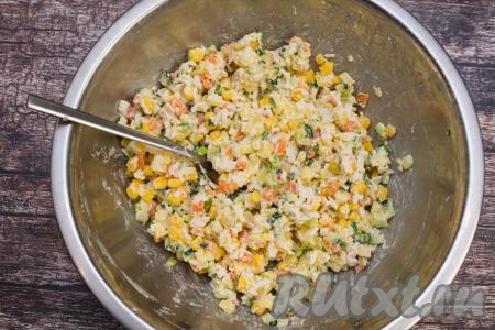 Остывшие яйца очистить. Разделить яйца на белки и желтки. 2 желтка и все белки отложить для украшения салата в виде лошади. Оставшийся 1 желток размять вилкой и добавить в салат. Также в миску выложить консервированную кукурузу без жидкости. Заправить салат майонезом и подсолить по вкусу. Очень много майонеза не добавляйте, салат должен быть хорошо пропитан, но при этом "водянистым" он быть не должен.