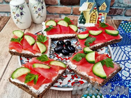 Бутерброды с солёным тунцом и огурцом