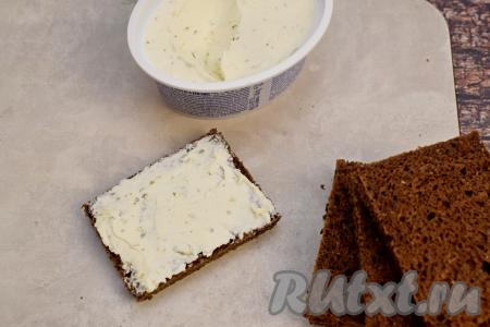 Каждый подготовленный кусочек хлеба намазать творожным сыром.