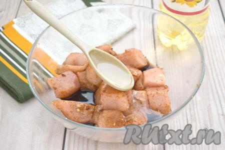 Сразу же добавляем 2 столовых ложки растительного масла. Растительное масло придаст готовому шашлыку из курицы приятный золотистый оттенок.