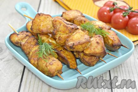 Готовый&nbsp;куриный шашлык достаём из чаши аэрогриля и на шпажках в горячем виде подаём к столу, дополнив свежими овощами, зеленью и любимым соусом.