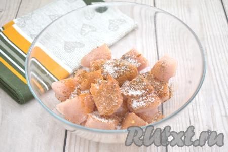 Немного солим кусочки курицы (помним, что мы ещё будем добавлять соевый соус, который тоже солёный), всыпаем специи. В качестве специй я использовала покупную приправу для блюд из курицы, можно вместо готовой приправы взять и другие подходящие специи (например, паприку, карри, чёрный молотый перец).