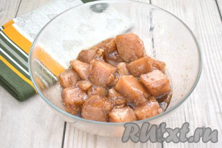 Тщательно перемешиваем кусочки мяса курицы, равномерно распределяя по ним масло и соевый соус. Миску с кусочками куриного мяса затягиваем пищевой плёнкой (или накрываем крышкой) и отправляем в холодильник на 30 минут, чтобы мясо промариновалось. В течение этого времени 1-2 раза мясо нужно будет перемешать, чтобы все кусочки равномерно промариновались. За 15 минут до окончания маринования куриного мяса нужно взять деревянные шпажки (у меня - шпажки длиной 15 сантиметров), поместить их&nbsp; в подходящую ёмкость, залить полностью холодной водой. По прошествии 15 минут деревянные шпажки пропитаются водой, поэтому они не будут тлеть в процессе запекания куриного шашлыка в аэрогриле.