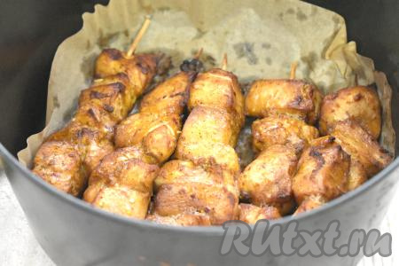 Чашу вставляем в аэрогриль, выставляем температуру 170 градусов, время - 20 минут. Через 10 минут с начала запекания шашлычки переворачиваем и снова возвращаем в аэрогриль. Продолжаем запекать ещё 10 минут. Спустя это время шашлык из курицы снова переворачиваем, возвращаем опять в аэрогриль, включаем аэрогриль на 200 градусов на 5-7 минут, чтобы шашлычки хорошо подрумянились. Я готовила в аэрогриле мощностью 1400 Ватт, если мощность вашей техники другая, то время приготовления может немного поменяться. Для того чтобы проверить готовность куриного шашлык, нужно сделать надрез на одном кусочке мяса до шпажки. Если надрез будет светлым, без розовых вкраплений, значит курятина готова.