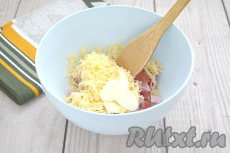 К колбасе, помидорам и сыру выкладываем майонез, перемешиваем и колбасно-сырная начинка для мини-пицц готова.