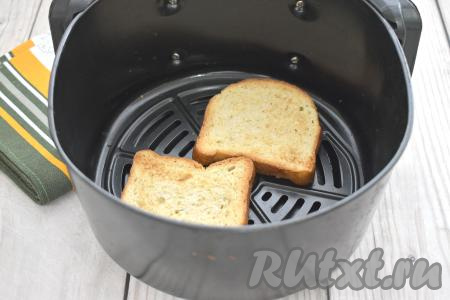Кусочки тостового хлеба помещаем в чашу аэрогриля. Я готовила 4 порции пиццы, у меня поместилось в чашу только 2 куска хлеба. Включаем аэрогриль на 200 градусов, время - на 5 минут. Подрумяниваем хлеб 2 минуты.