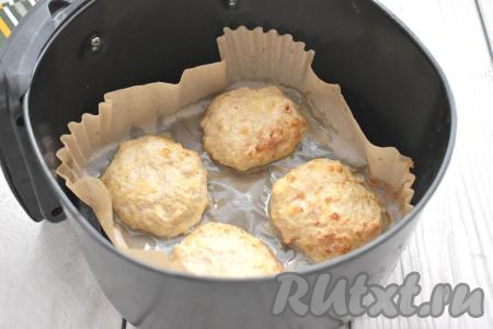 Ставим чашу с куриными котлетами с сыром в аэрогриль. Включаем аэрогриль на 180 градусов, время устанавливаем на 25 минут. Через 15 минут котлеты нужно перевернуть и продолжить запекать оставшиеся 10 минут. Мощность моего аэрогриля 1400 Ватт. Готовые котлеты достаём из чаши. Аналогично запекаем оставшиеся 4 котлеты (при желании сформированные котлеты можно заморозить, а затем приготовить по мере необходимости).