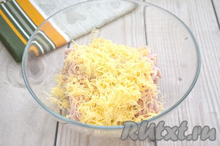 К фаршу с луком добавляем сыр, натёртый на мелкой тёрке.
