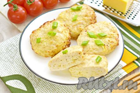 Нежные, вкусные, ароматные куриные котлеты с сыром, приготовленные в аэрогриле, к столу подаём горячими, дополнив любимым гарниром или овощным салатом.