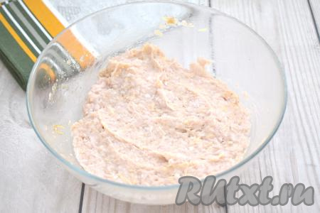 Перемешиваем курино-сырный фарш до однородности.