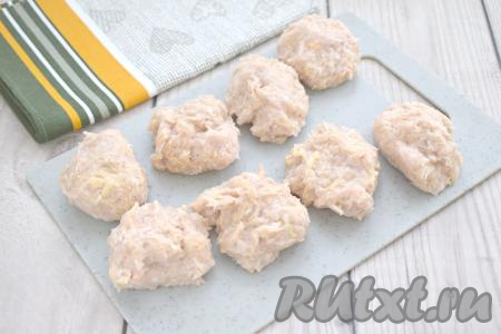 Делим фарш на 8 равных частей (я готовила небольшие котлетки весом 62-64 грамма).