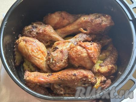 Выставить на аэрогриле температуру 180 градусов и время - 1 час. В аэрогриле нагрев идёт только сверху, поэтому для равномерного приготовления блюда нужно каждые 10-15 минут доставать чашу и аккуратно перемешивать картофель и голени. Готовность проверяйте и по картошке, и по частям курицы. Готовая картошка должна легко прокалываться вилкой, а при прокалывании куриной ножки должен вытекать прозрачный сок без примесей крови.