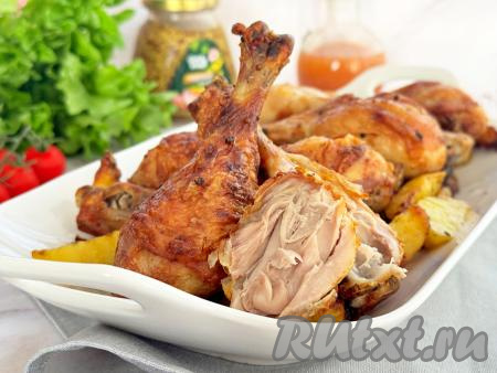 Готовые части курицы вместе с картофелем разложить из чаши аэрогриля по тарелкам и в горячем виде подать к столу.&nbsp;Куриные ножки получаются аппетитными, сочными, покрытыми хрустящей, румяной корочкой, картошка - мягкой внутри и при этом с аппетитнейшей золотистой корочкой снаружи. Отличное блюдо для обеда или ужина, попробуйте!