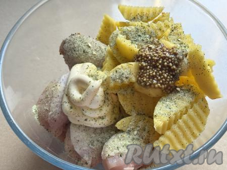 К ножкам и картошке добавить майонез, соль, специи, по желанию, горчицу.