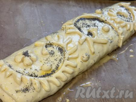 В небольшой ёмкости взбить яичный желток вилкой до однородности. Смазать рулет взбитым желтком, по желанию, можно присыпать маком или кунжутом.