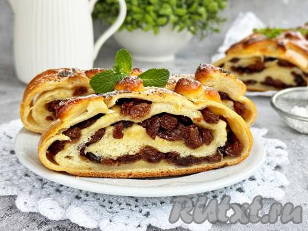 Готовую выпечку достать из духовки, дать немного остыть, а затем нарезать на кусочки и подать к столу. А вот как аппетитно выглядит в разрезе кусочек рулета, в нем сочетается большое количество изюма и нежное дрожжевое тесто. Очень вкусно, попробуйте!