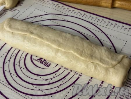 Скрепить края теста.