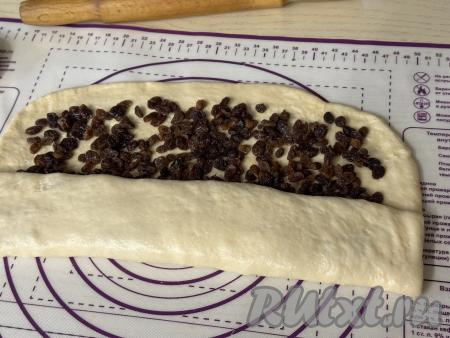 Свернуть тесто с начинкой в рулет.