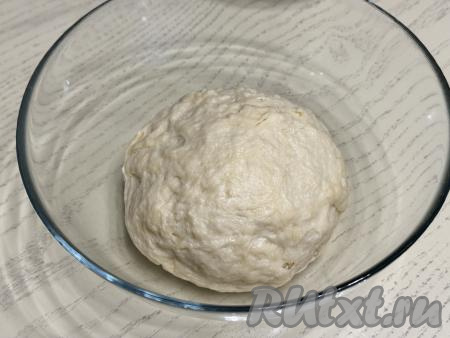 Подсыпая понемногу оставшуюся муку, вначале перемешивать тесто ложкой, а после того как оно начнёт собираться в ком, продолжить замешивать его руками. Вымешивать дрожжевое тесто для рулета руками нужно не менее 6-7 минут. Добавляя частями муку, учитывайте, что тесто должно получиться очень мягким, нежным, практически не липнущим к рукам. Возможно, муки для замешивания теста для рулета потребуется чуть больше или чуть меньше, чем указано в ингредиентах, поэтому я советую подсыпать муку постепенно и следить за консистенцией замешиваемого теста.
