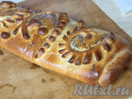 Выпекать рулет с изюмом в разогретой до&nbsp;180 градусов духовке минут 35-40 (до приятного подрумянивания дрожжевого теста).