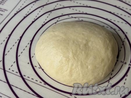 Обмять тесто, выложить на рабочую поверхность, присыпанную мукой, накрыть полотенцем и дать "отдохнуть" в течение&nbsp;10-15 минут.