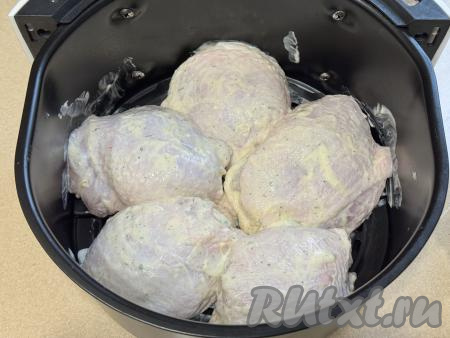 Куриные бёдра, замаринованные в майонезе, выложить на решётку в чашу аэрогриля. Выставить режим 200 градусов на 10 минут.