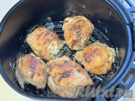 Затем бёдра перевернуть на другую сторону, включить режим 160 градусов на 20 минут. Снова бёдрышки перевернуть, выставить температуру 200 градусов на 15 минут (запекать до появления на бёдрах хрустящей корочки и готовности мяса). Для того чтобы проверить готовность, нужно сделать разрез на курином бедре, если выделяется прозрачный сок, в котором нет примесей крови, значит мясо готово).