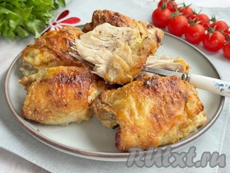 Бёдрышки достать из чаши аэрогриля, разложить по тарелкам и, дополнив гарниром, подать к столу. Запечённые куриные бёдра, благодаря майонезу, получаются сочными, вкусными, покрытыми хрустящей корочкой. Приготовьте это мясное блюдо и оно отлично разнообразит ваше повседневное меню!