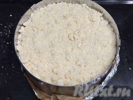 Поверх творожно-апельсиновой массы равномерно выложить оставшуюся крошку.&nbsp;