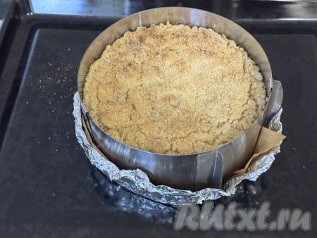 Поставить форму в разогретую до 180 градусов духовку. Выпекать королевскую ватрушку с апельсином и творогом в течение 1 часа. Готовую выпечку достать из духовки, полностью остудить в форме.&nbsp;