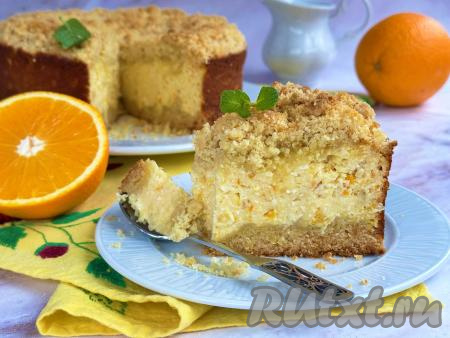 Нарезать вкусную, аппетитную королевскую ватрушку с нежнейшей начинкой из апельсина и творога&nbsp;на кусочки и подать к столу.&nbsp;