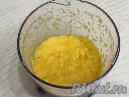 Пробить массу до однородного состояния. Если нет измельчителя, можно мякоть апельсина с жёлтыми корочками измельчить&nbsp;до однородности погружным блендером.