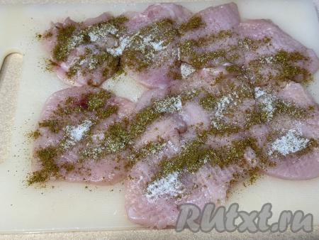 Присыпать куриные отбивные солью, специями, хорошо втереть их в мясо.