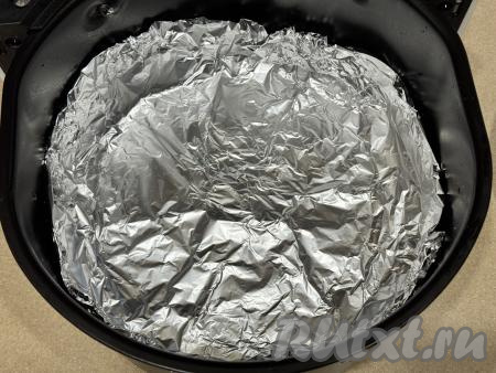 В чаше аэрогриля (прямо на решётке) из фольги, сложенной в 2 слоя, сформировать чашу с высоким бортиком.