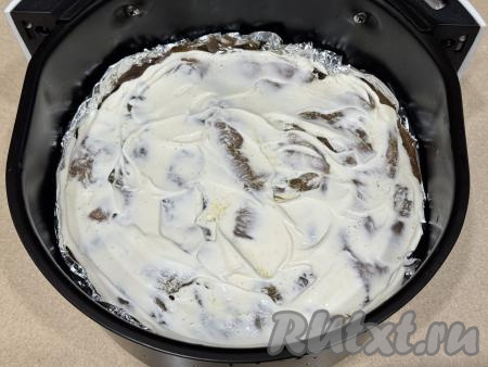 Хорошо смазать верх курицы майонезом.