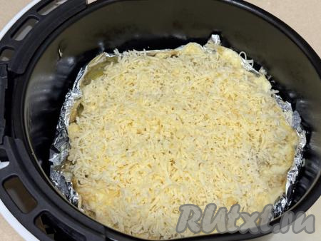 Натереть сыр на мелкой на тёрке и выложить поверх курицы. Поставить чашу в аэрогриль и запекать картошку по-французски с курицей ещё 5-10 минут (до расплавления сыра)&nbsp;при температуре 180 градусов.