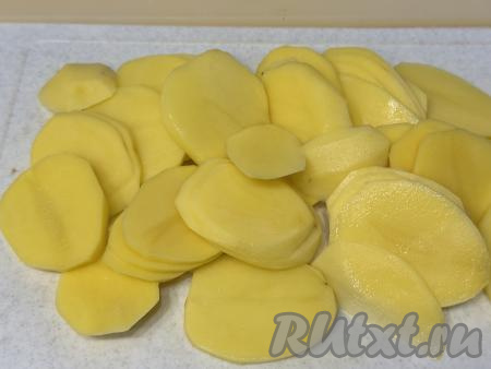 Картошку нарезать на тонкие кружочки толщиной примерно 3-5 миллиметров.