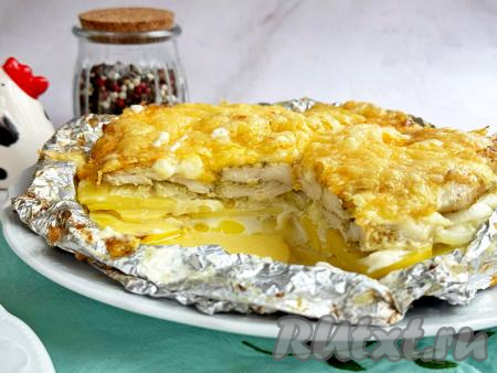 Мягкую, сочную картошку, приготовленную по-французски в аэрогриле вместе с нежными кусочками мяса курицы, нарезать на порции и в горячем виде подать аппетитное, вкусное, насыщенное блюдо к столу.