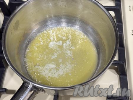 Для приготовления соуса нужно в сотейник (или в небольшую кастрюльку) выложить сливочное масло, растопить его на среднем огне.&nbsp;