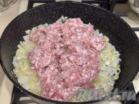 Затем добавить в сковороду фарш.