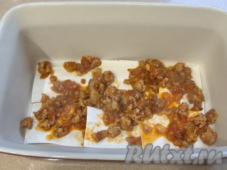 На листы лапши выложить часть мясной начинки из фарша.&nbsp;