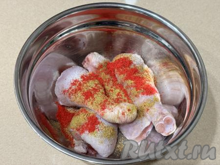 Куриные ножки выложить в миску, всыпать соль и специи (в качестве специй я добавила паприку и карри).&nbsp;