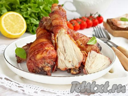 Нежные, сочные, аппетитные куриные ножки, запечённые в беконе, достать из аэрогриля, переложить на тарелку и в горячем виде, дополнив гарниром на ваш выбор, подать к столу.