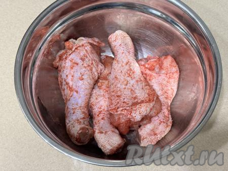 Тщательно перемешать куриные ножки, покрывая их солью и специями со всех сторон. Оставить мясо промариноваться специями при комнатной температуре минут на 30.