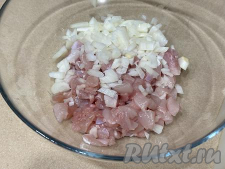 К куриному мясу добавить очищенный и мелко нарезанный лук.&nbsp;